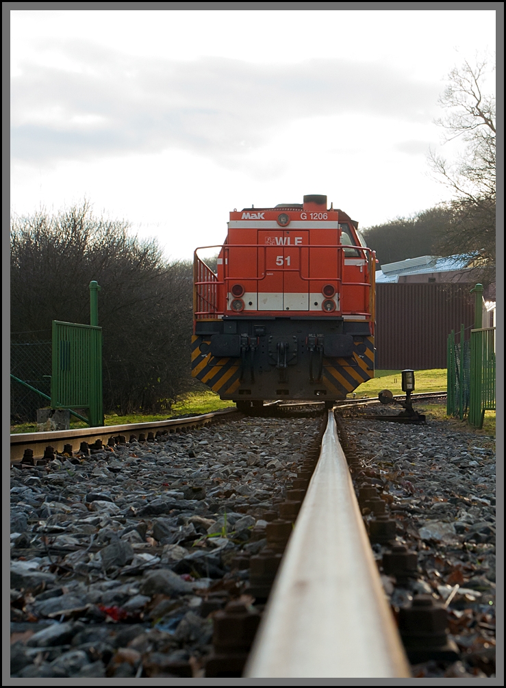 Die WLE 51  Kreis Warendorf  (Westfälische Landes-Eisenbahn) eine MaK G 1206 steht am 11.02.2014 am einem Werksanschluß in Burbach-Holzhausen. 

Die Lok wurde 2002 bei Vossloh unter Fabriknummer 1001150 gebaut. Die komplette NVR-Nummer ist 92 80 1275 106-3 D-WLE, die EBA-Nummer EBA 02L22K 001. 