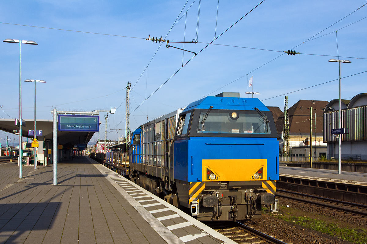 
Die zurzeit an die BEG - Bocholter Eisenbahngesellschaft mbH vermietete 272 401-1 (92 80 1272 401-1 D-VCD) eine Vossloh G 2000-3 BB mit breitem (symmetrischen) F�hrerhaus und rechts angeordnetem F�hrertisch der Alpha Trains Belgium NV/SA (Antwerpen), f�hrt am 23.11.2014 mit einem Langschienentransportzug durch den Hbf Koblenz in Richtung S�den. 

Die Lok wurde 2004 bei Vossloh in Kiel unter der Fabriknummer 1001445 gebaut und an die ATC - Angel Trains Cargo (heute Alpha Trains) geliefert.