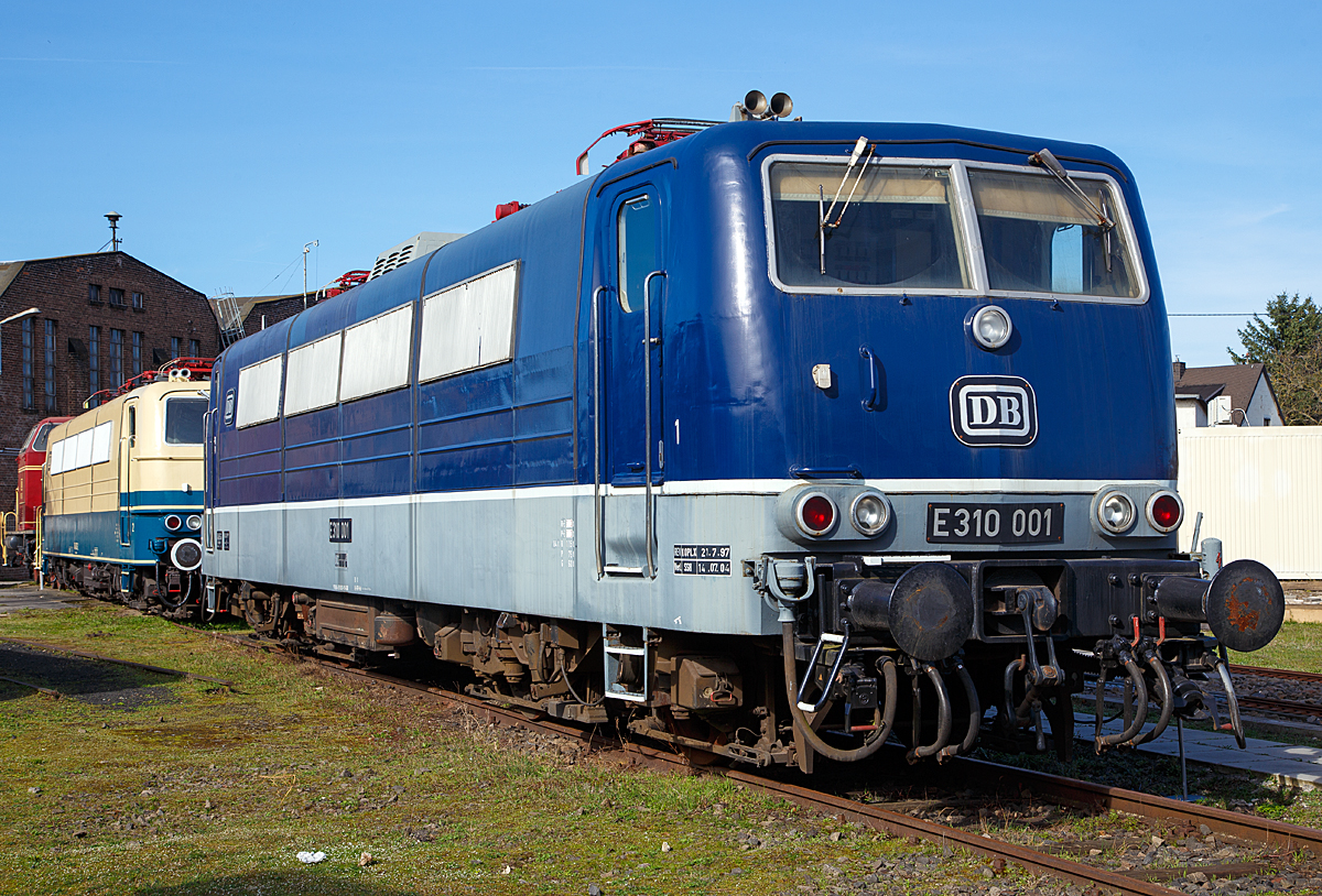 Die Zweisystemlokomotiven E 310 001 (91 80 6181 001-9 D-DB), ex DB 181 001-9, am 25.03.2017 im DB Museum Koblenz.

Die Lok wurde 1967 von Krupp unter der Fabriknummer 4839, sowie der elektrische Teil von AEG unter der Fabriknummer  8562, gebaut und als E 310 001 an die Deutsche Bundesbahn geliefert. Mit der Einführung des EDV-Nummernschemas erfolgte zum 01.01.1968 die Umzeichnung in DB 181 001-9, so fuhr, die in Saarbrücken Hbf beheimatete Lok, bis zur Ausmusterung am 04.09.2003 bei der DB. Anschließend wurde sie in den historischen Bestand des DB Museums übernommen.

Diese Lokomotiven wurden für den grenzüberschreitenden Verkehr mit Luxemburg und Frankreich beschafft. Sie waren in der Lage, unter zwei verschiedenen Stromsystemen, für das deutsche (15 kV 16,7 Hz) und das französische (25 kV 50 Hz) Wechselstromsystem, fahren zu können.

Bereits ab 1960 hatte die Deutsche Bundesbahn mit Zweisystem-Lokomotiven der Baureihe E 320 (ab 1968 - Baureihe 182) Erfahrungen gesammelt, die Maschinen vermochten aber nicht zu überzeugen und waren mit ihrer Höchstgeschwindigkeit auch nicht mehr zielführend. Zunächst wurde daher die Viersystemlokomotive der Baureihe E 410 (ab 1968 - Baureihe 184) entwickelt. Daraus wurde diese Zweisystemlokomotive Baureihe E 310 (BR 181) abgeleitet.

Von Krupp und AEG wurden 1967 vier Vorserienlokomotiven gebaut, diese unterschieden sich hauptsächlich durch ihre elektrische Bremse: 
Die E 310 001 und 002 hatten eine Widerstandsbremse, sie bauten somit die Bewegungsenergie des angehängten Zuges mit Bremswiderständen ab. 
Die beiden anderen Maschinen (E 310 003 und 004) speisten den beim Bremsen erzeugten Strom ins Fahrleitungsnetz zurück. Zum 01.01.1968 wurden die Lokomotiven mit Bremswiderständen zur Unterbaureihe 181.0, die mit der Nutzbremse zur 181.1.

Heute ist von diesen Maschinen nur noch 181 001 existent. Sie ist als Museumslokomotive der Deutschen Bahn im DB Museum Koblenz stationiert. 

Ein Serienbau der Lokomotiven unterblieb, da zwischenzeitlich Fortschritte in der Elektrotechnik gemacht wurden, die zum Bau der Lokomotiven der BR 181.2 führten, von denen dann 1974 bis 75 insgesamt 25 Maschinen gebaut wurden. 

Hauptsächliche  Änderungen waren vor allem das Laufwerk und die Steuerelektronik. Die Fahrmotoren waren indes vom gleichen Grundtyp. Die Höchstgeschwindigkeit wurde mit einer höheren zulässigen Drehzahl der Elektromotoren von 150 km/h auf 160 km/h gesteigert.

TECHNISCHE DATEN der 181 001-9 (E 310 001):
Spurweite: 1.435 mm
Achsformel:  Bo’Bo’
Länge über Puffer:  16.950 mm
Drehzapfenabstand: 9.000 mm
Treibraddurchmesser: 1.250 mm
Dienstgewicht:  84,0 t
Höchstgeschwindigkeit:  150 km/h
Stromsystem:  15 kV 16 2/3 Hz~ und 25 kV 50 Hz~
Fahrmotoren:  4 Stück  6 polige Reihenschluß-Mischstrommotoren mit SIEMENS Gummiring-Kardanantrieb
Dauerleistung:   3.240 kW bei 88,5 km/h
Anfahrzugkraft: 280 kN (28000 kp)
Dauerzugkraft: 118 kN
Dauerleistung der elek. Bremse:  5.200 kW