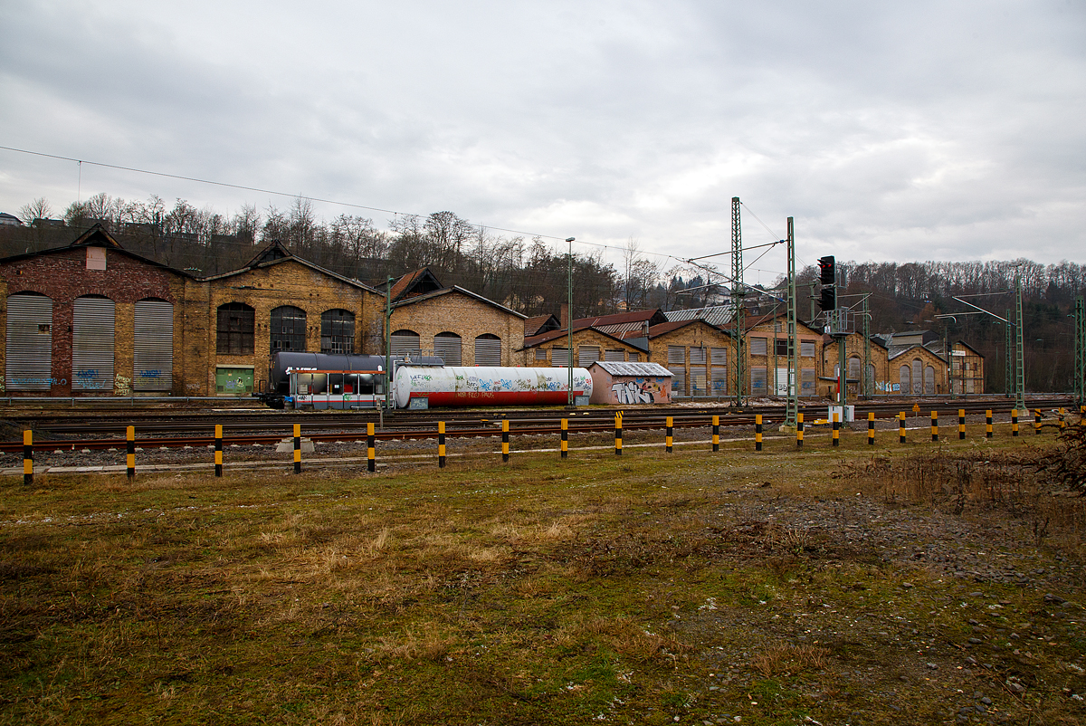 Dies sind noch die Reste vom ehemaligen BW Betzdorf (Sieg), die ehemaligen Schienenbus-Hallen und Werkst�tten, hier am 23.12.2021. In den letzten Jahren war es an einen gro�en B�rom�bel und Lagerk�sten Hersteller der Region vermietet. Bald soll es noch Pl�nen der Stadt, zu Betzdorfs neuen Mittelpunkt werden. Auf dem ca. 10.000 m� gro�en Areal sollen Wohnungen, Einkaufm�glichkeiten und Arbeitspl�tze entstehen. So steht wohl bald diesen Geb�uden auch der Abriss bevor. Der ehemalige Ringlokschuppen wurde bereits 2013/14 abgebrochen.