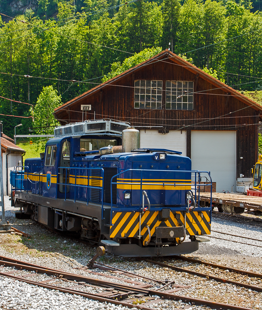 Diesel-elektrische Lokomotive Gm 4/4 2003  Montbovon  der MOB, abgestellt am 28.05.2012 in Montbovon. 

Auch eine komplett elektrifizierte Bahn braucht Fahrzeuge, die
unabhängig von der Fahrleitung einsetzbar sind. Die MOB beschaffte 1976 mit der 2003 die erste vierachsige Diesel-elektrische Lokomotive bei der französische Firma Moyse in La Courneuve.

Die meterspurige Lok hat einen französischen Poyaud V12-Dieselmotor, der ihr eine Leistung von 515 kW am Rad und eine Höchstgeschwindigkeit von 80 km/h verschafft.

TECHNISCHE DATEN:
Spurweite: 1.000 mm (Meterspur)
Achsfolge: Bo´Bo´
Länge über Puffer: 12.000 mm
Drehzapfenabstand: 6.030 mm
Achsabstand im Drehgestell: 1.800 mm
Treibraddurchmesser: 750 mm (neu)
Dienstgewicht: 44 t 
Dieselmotor: 12-Zylinder Poyaud-Dieselmotor
Leistung am Rad: 515 kW (700 PS)
Höchstgeschwindigkeit: 80 km/h 
Leistungsübertragung: elektrisch
Traktionsmotoren (elektr.): 2