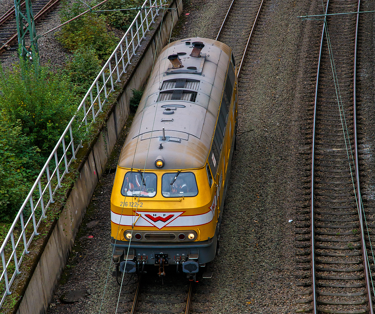 
Draufsicht - Die Wiebe Lok 10 - 216 122-2 (ex DB V160 122 ab 1968 DB 216 122-2), fährt am 26.09.2020 vom Rbf Betzdorf (Sieg) in Richtung Wissen.

Die V 160 wurde 1967 bei Deutz unter der Fabriknummer 58144 gebaut. Sie hat die NVR-Nummer 92 80 1216 122-2 D-BLP (BLP Wiebe Logistik GmbH gehört zur H.F. Wiebe Guppe). Die Baureihe 216 ist die erste Variante der V 160-Familie.