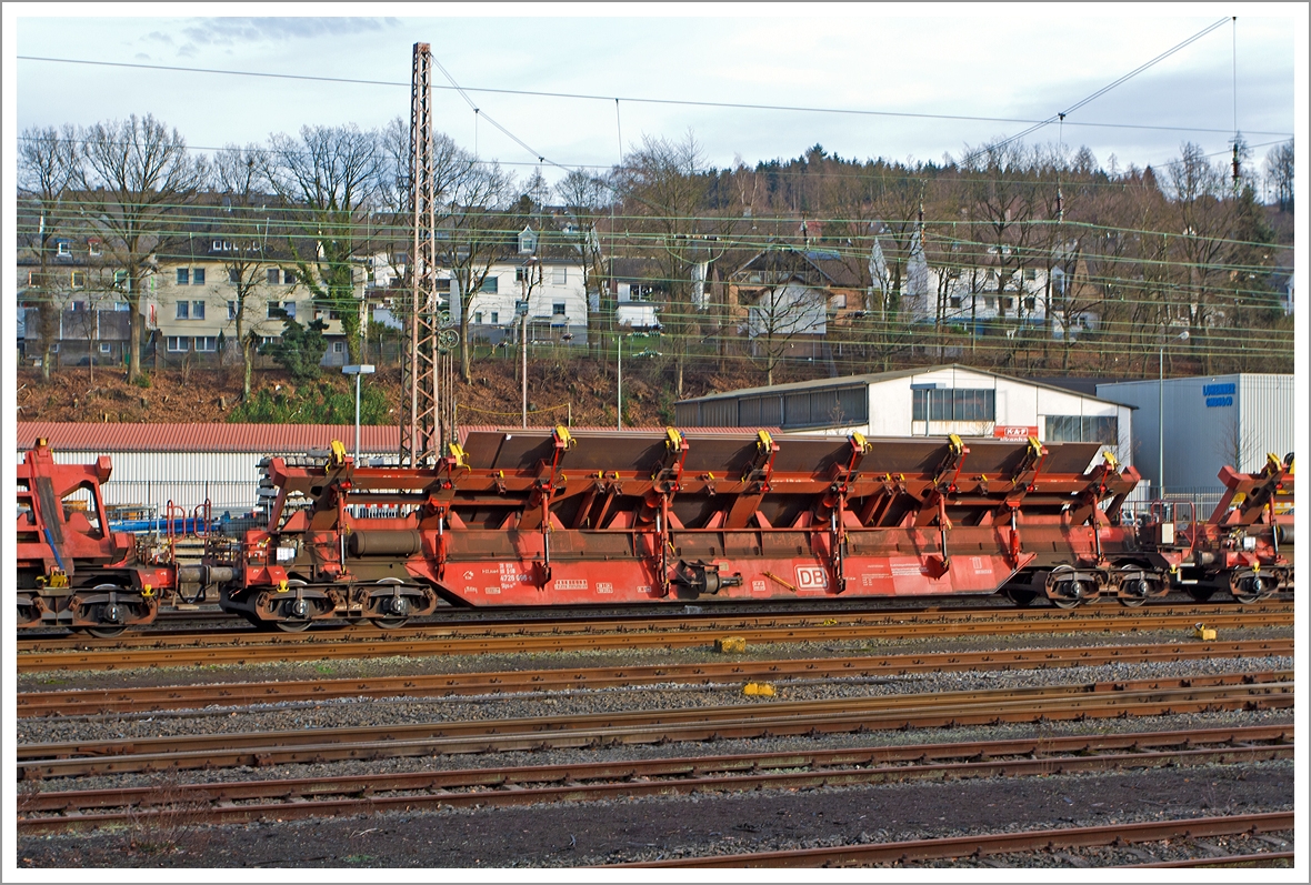 Drehgestellflachwagen f�r den Transport von Blechtafeln der Gattung Slps-u 725, NVR-Nummer 31 80 4726 096-9 D-DB, der DB Schenker Rail Deutschland AG abgestellt am 21.12.2013 in Kreuztal, beladen mit Stahlblechen von der Dillinger H�tte GTS (Grobblechen).

Der Slps-u 725 ist ein Schr�glader und besonders f�r den Transport von Gro�blechen bis zu einer Breite von 5,50 m geeignet. Durch die Schr�gstellung der Ladeger�ste k�nnen Bleche bis zu 3.970 mm ohne Ladema��berschreitung bef�rdert werden.   

Technische Daten:
Achsanzahl: 4
Drehzapfenabstand: 17.000mm
Achsabstand im Drehgestell: 1.800 mm
L�nge �ber Puffer: 22.040 mm
L�nge der Ladel�nge: 19.000 mm
Eigengewicht: 32.290 kg
Kleinster befahrbarer Radius: 
Ladeger�st waagerecht und bis 44� geneigt  60 m
bis 46� geneigt   75 m
bis 48� geneigt   90 m
bis 50� geneigt 140 m
Lastgrenze bei Streckenklasse D: 57,5 t
