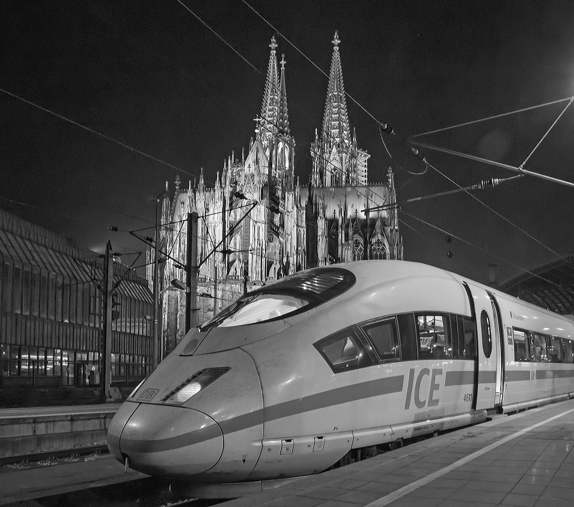 
Düsseldorf zu Besuch in der Domstadt Köln....
Der eingefahrene ICE-3M (BR 406) Tz 4611  Düsseldorf  steht als ICE 19 (Bruxelles-Midi - Köln Hbf - Frankfurt(Main)Hbf) am 03.10.2015 in den Hauptbahnhof Köln. 

Vor der Weiterfahrt wird dieser mit dem ICE 129 aus Amsterdam Centraal gepuppelt, darum hier die roten lichter, denn die Ausfahrt erfolgt über die Hohenzollernbrücke. 

Da ich auf meinen Reisen kein Stativ mitnehme, machte ich die Aufnahme aus der Hand.