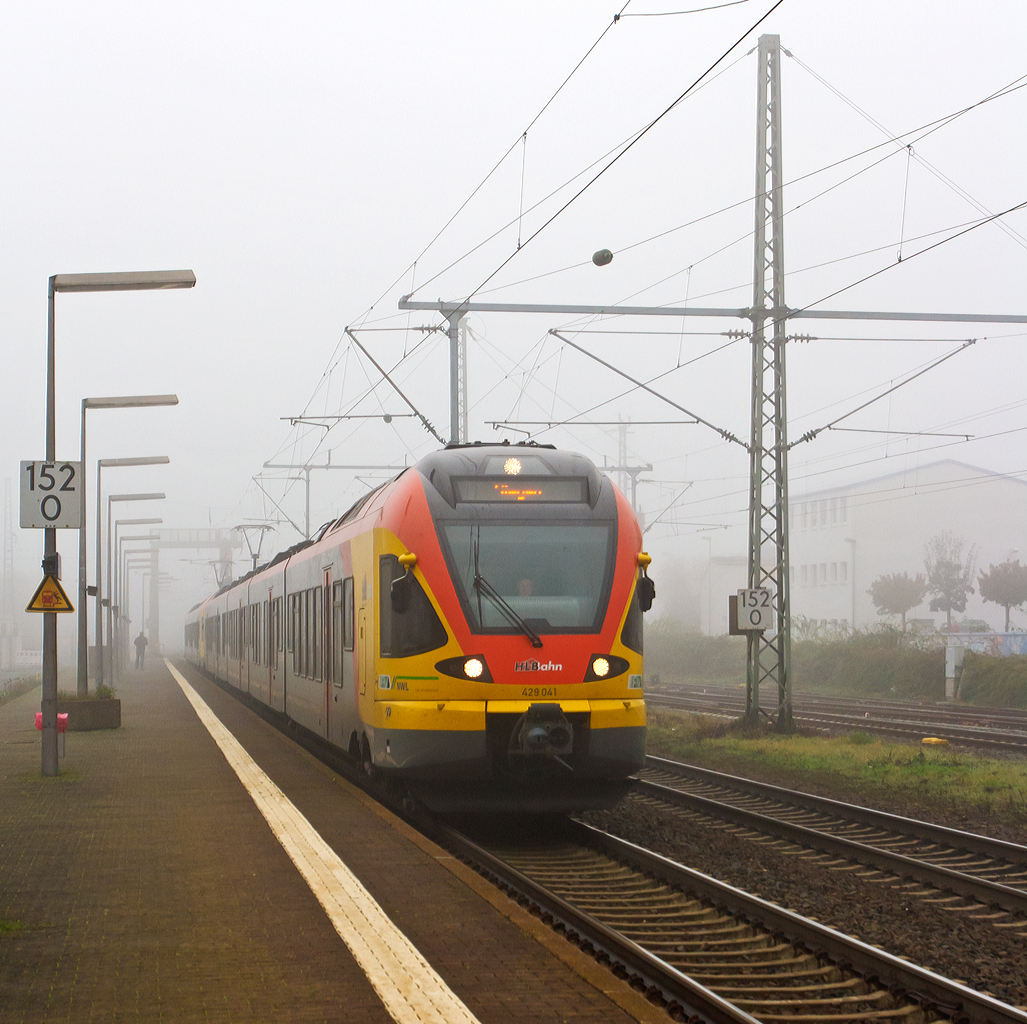 
Durch den Nebel in der Wetterau....
Der 5-teiliger Flirt 429 041 / 541 gekoppelt mit dem 3-teiligen Flirt 427 541 / 041 der HLB (Hessischen Landesbahn) fährt am 01.11.2014, als RE 40 Frankfurt am Main - Gießen - Siegen, durch den Bahnhof Butzbach. 
Wie hier in Hessen wird der Zug als RE 40 geführt, in NRW wo sich die Endstation Siegen Hbf befindet wird er als RE 99 geführt. 