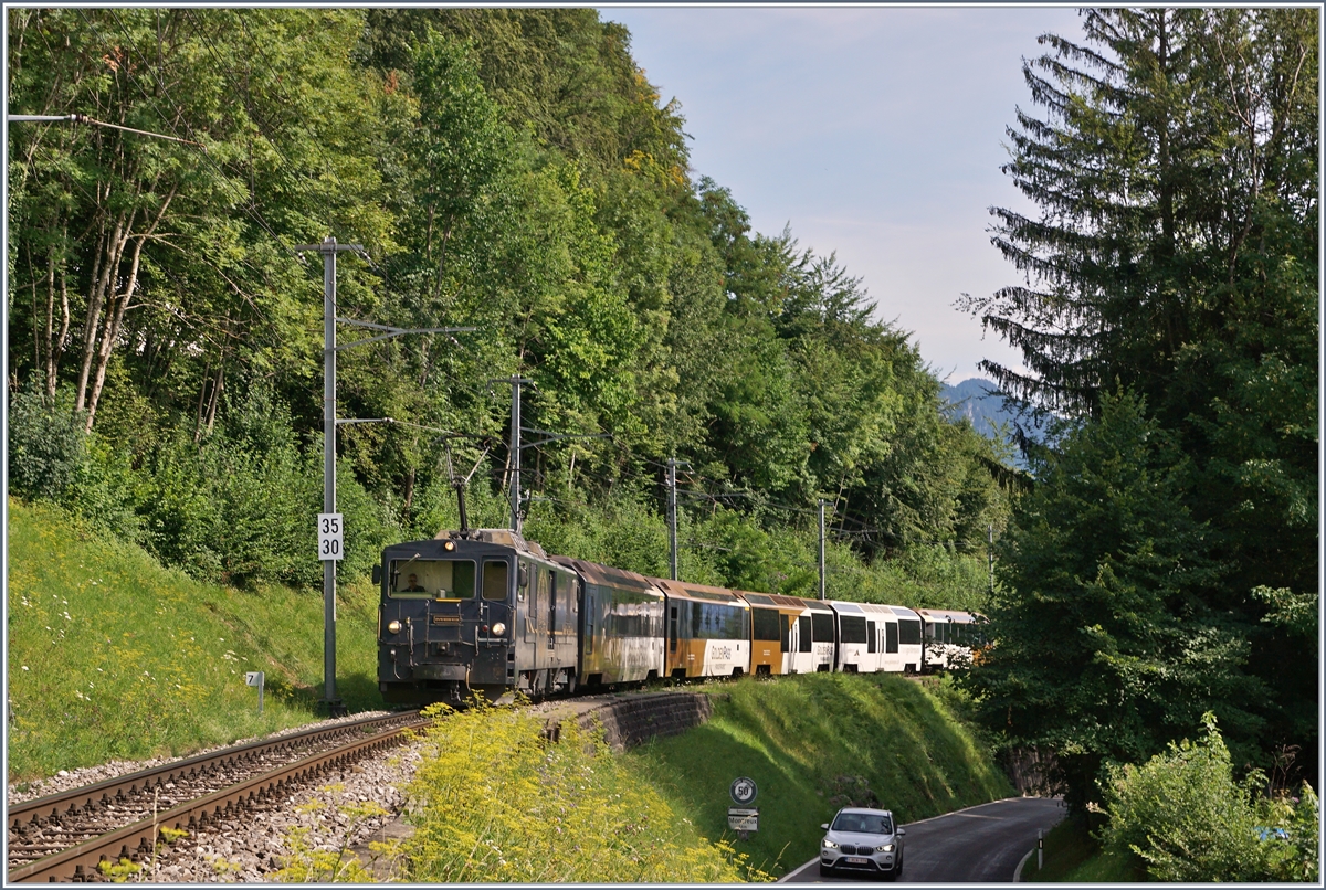 Durch das neue Betriebskonzept ab dem Fahrplanwechsel sieht es für die GDe 4/4 schlecht aus, sie werden aus dem Planbetreib ausscheiden und bei Bedarf Dienstzüge befördern. 
Im Bild die GDe 4/4 6002 mit einem Panoramic Express von Montreux nach Zweisimmen kurz vor Chamby. 

25. Juli 2020