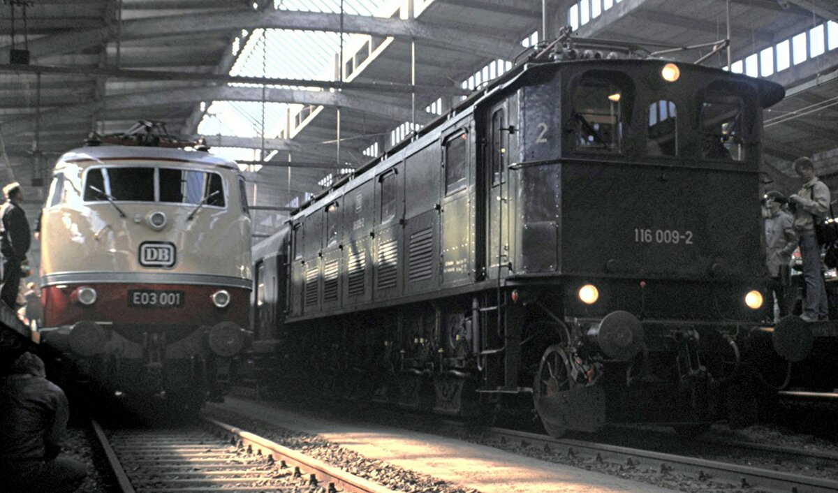 E 03 001 und 116 009-2 in der Ausstellung zum Jubiläum 100 Jahre DB Museum Nürnberg am 16.10.1999.
