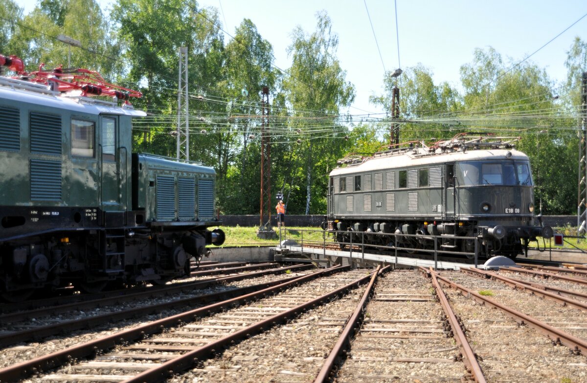 E 18 08 auf der Drehscheibe und 194 192-1 vom BEM im Bahnpark Augsburg am 26.06.2022.