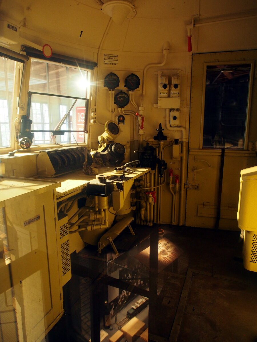 E 19 01 im Technik Museum in Berlin am 06.10.2016. Blick auf den F�hrerstand.