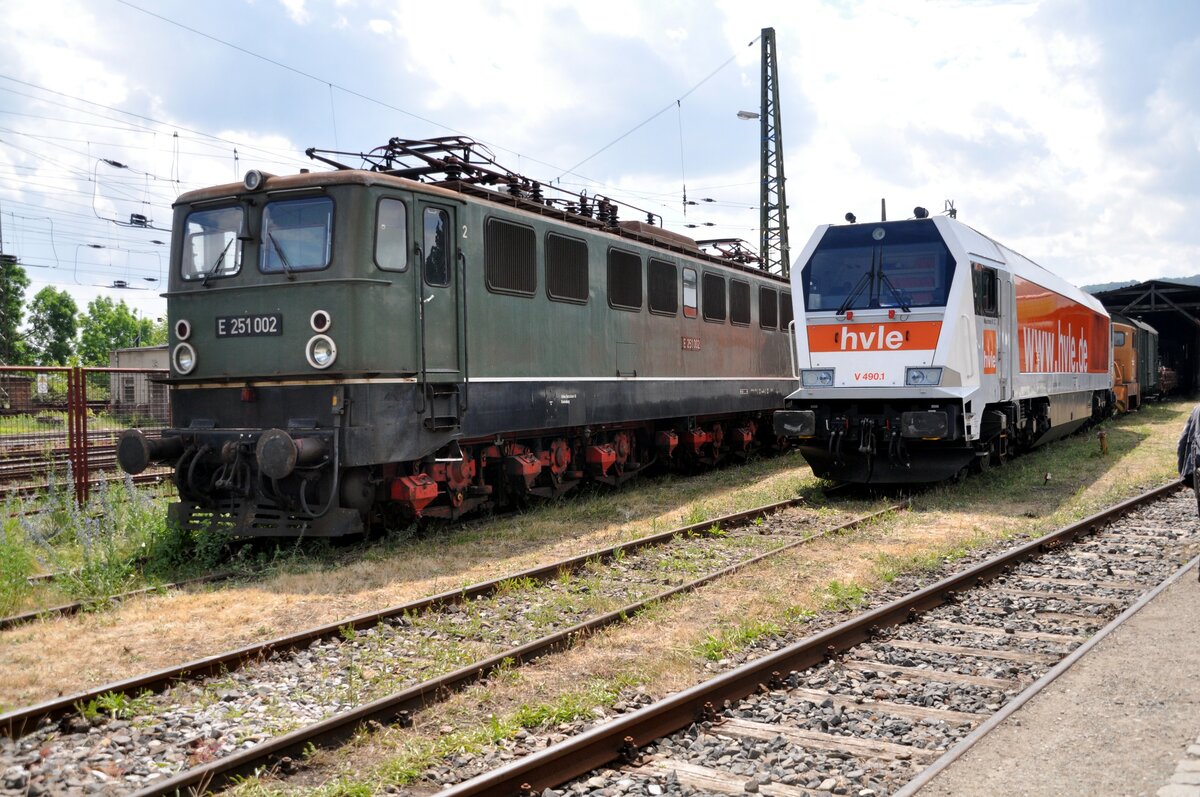 E 251 002 und V 490-1  1264 004-3 der hvle in Blankenburg am 12.04.2011.