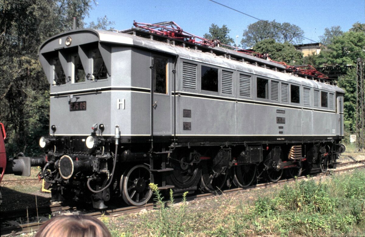 E 75 09 am Tag des Lokführers in Ulm am 20.09.1997. Gesamtansicht.