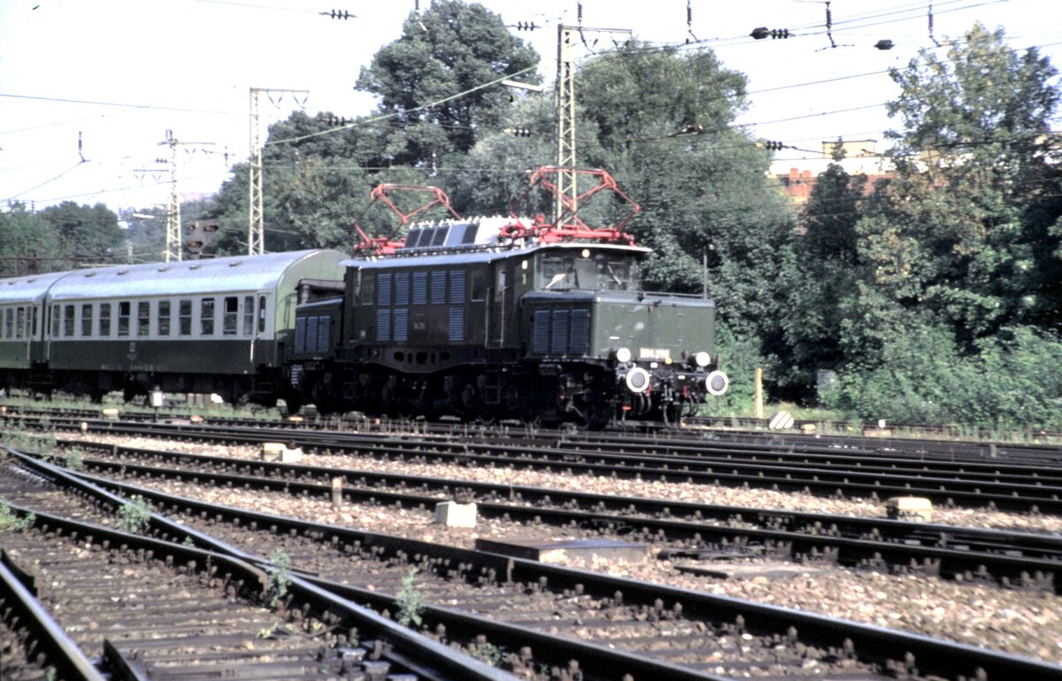 E 94 279 mit Sonderzug in Neu-Ulm im August 1998.