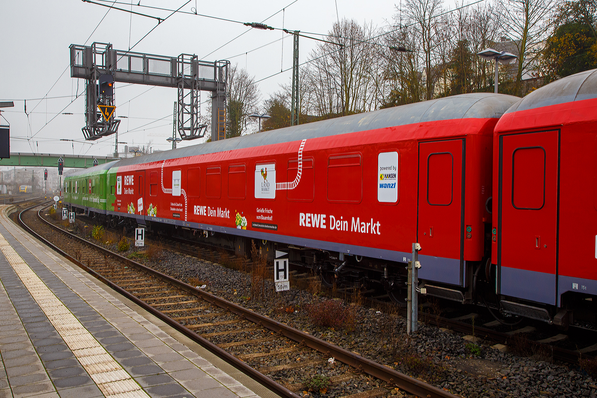 Ehemaliger DB (Silberling) 2. Klasse n-Wagen mit Fahrradabteil (z.Z. Teil als Einkaufsmarktes REWE Dein Markt) D-SEL 50 80 84-33 264-4 Bduu 497.2 der SEL - Schlünß Eisenbahn Logistic (Wankendorf), eingereiht in den REWE - Supermarkt-Zug, hier am 12.11.2021 im Bahnhof Gießen.

Der n-Wagen, ex Silberling, wurde, als 2. Klasse Reisezugwagen für den Nahverkehr mit Gepäckabteil der Gattung BDms 273 von der Waggon Union in Berlin 1975 unter der Fabriknummer 19 181 gebaut und als D-DB 51 80 82-70 105-4 an die Deutschen Bundesbahn geliefert. Im DB Werk Halberstadt wurde er1999 zum 2. Klasse Wagen mit Fahrradabteil in den D-DB 50 80 84-33 264-4 Bduu 497.2 modernisiert. Vermutlich 2020 wurde der Wagen an die Schlünß Eisenbahn Logistic in Wankendorf verkauft. Der Innenraum wurde (evtl. vorübergehend) entkernt und ist zurzeit Teil eines aus drei Wagen bestehenden Supermarktes. Aktueller Innenraum siehe: http://hellertal.startbilder.de/bild/allgemein-europa~werbezuege~rewe-supermarkt-zug-9/756315/einkaufen-im-zugam-12112021-im-rewe.html

TECHNISCHE DATEN (laut Anschriften):
Spurweite: 1.435 mm (Normalspur)
Länge über Puffer: 26.400 mm
Wagenkastenlänge: 26.100 mm
Wagenkastenbreite:  2.825 mm
Höhe über Schienenoberkante: 4.050 mm
Drehzapfenabstand: 19.000 mm
Achsstand im Drehgestell: 2.500 mm
Drehgestellbauart: Minden-Deutz 340
Leergewicht: 37 t
Sitzplätze: 59 (wenn eingerichtet)
Höchstgeschwindigkeit:  140 km/h
Bremsbauart: KE-GPR-A (D)
Toiletten: 1, geschlossenes System (wenn eingerichtet)
Zulassung: Deutschland und Schweiz