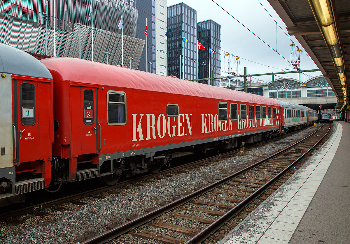 Ehemaliger DB UIC-X-Wagen bzw. m-Wagen (Bm 235 - Schnellzugwagen)...
Der Snälltåget Speisewagen A-SNALL 61 81 88-90 002-0 der Gattung WRbmz eingereiht in den Snälltåget Nachtzug Åre-Stockholm-Malmö am 21.03.2019 in Stockholm Central (Hauptbahnhof). Die mehrfache schwedische Anschrift „Krogen“ steht auch für Lokal.

Der Speisewagen ist ein ehemaliger 2. Klasse DB Reisezugwagen (UIC-X-Wagen bzw. m-Wagen) der Gattung Büm 234 er wurde 1974 von der Linke-Hofmann-Busch GmbH (LHB) in Salzgitter-Watenstedt gebaut und die DB geliefert wo er als 51 80 22-70 611-4 Büm 234 bezeichnet wurde. 1981 wurde er in D-DB 51 80 22-90 314-1 Bm 235 umgebaut, im Jahre 1995 ging er als ICK-Reisezugwagen 50 84 82-37 066-7 BD an die NS. 2013 wurde er an die Hector Rail nach Schweden verkauft, 2017 ging er an die Snälltåget und wurde zum Speisewagen A-SNALL 61 81 88-90 002-0 WRbmz  umgebaut.     

TECHNISCHE DATEN:
Länge über Puffer: 26.400 mm
Wagenkastenlänge: 26.100 mm
Wagenkastenbreite:  2.825 mm
Höhe über Schienenoberkante: 4.050 mm
Drehzapfenabstand: 19.000 mm
Achsstand im Drehgestell: 2.500 mm
Drehgestellbauart: Minden-Deutz
Leergewicht: 42,9 t
Höchstgeschwindigkeit: 200 km/h
Sitzplätze: 42
Toiletten: 1, geschlossenes System
Bremse: KE-CPR-Mg (D)        