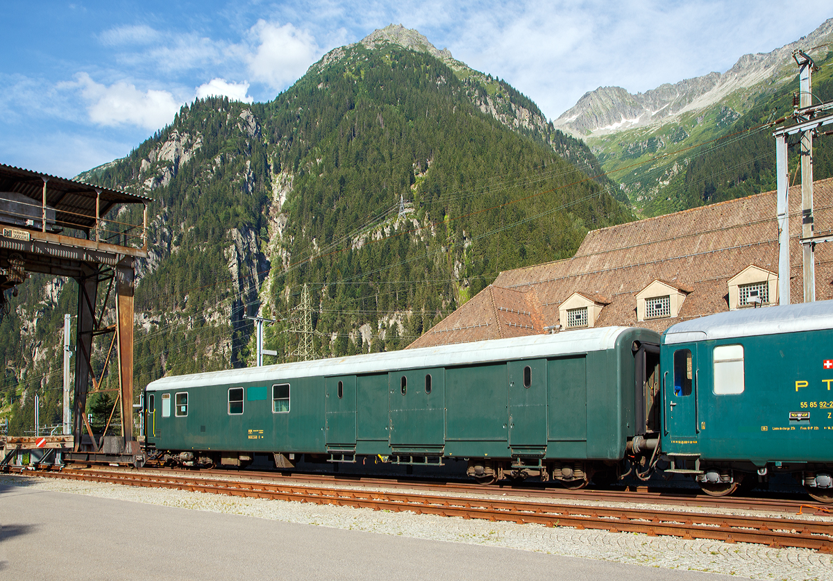 Ehemaliger Schweizer EWII Bahnpostwagen Z 50 85 00-33 939-7 CH-SLM der SLM GmbH, Schorno Locomotive Management, ex Z 50 85 00-33 939-7 CH-POST, abgestellt am 01.08.2019 beim Bahnhof G�schenen.

Im Gegensatz zu der Serie Einheitswagen I wurden bei der Einheitswagen II Serie auch Gep�ckwagen und Postwagen (als Privatwagen bei den SBB eingestellt), zwischen 1968 und 1970, gebaut.
TECHNISCHE DATEN:
Spurweite: 1.435 mm (Normalspur)
L�nge �ber Puffer: 22.700 mm
Drehzapfenabstand: 16.500 mm
Achsabstand im Drehgestell: 2.700 mm
Eigengewicht: 31 t
Nutzlast: 13 t
Bremse: O-PR

