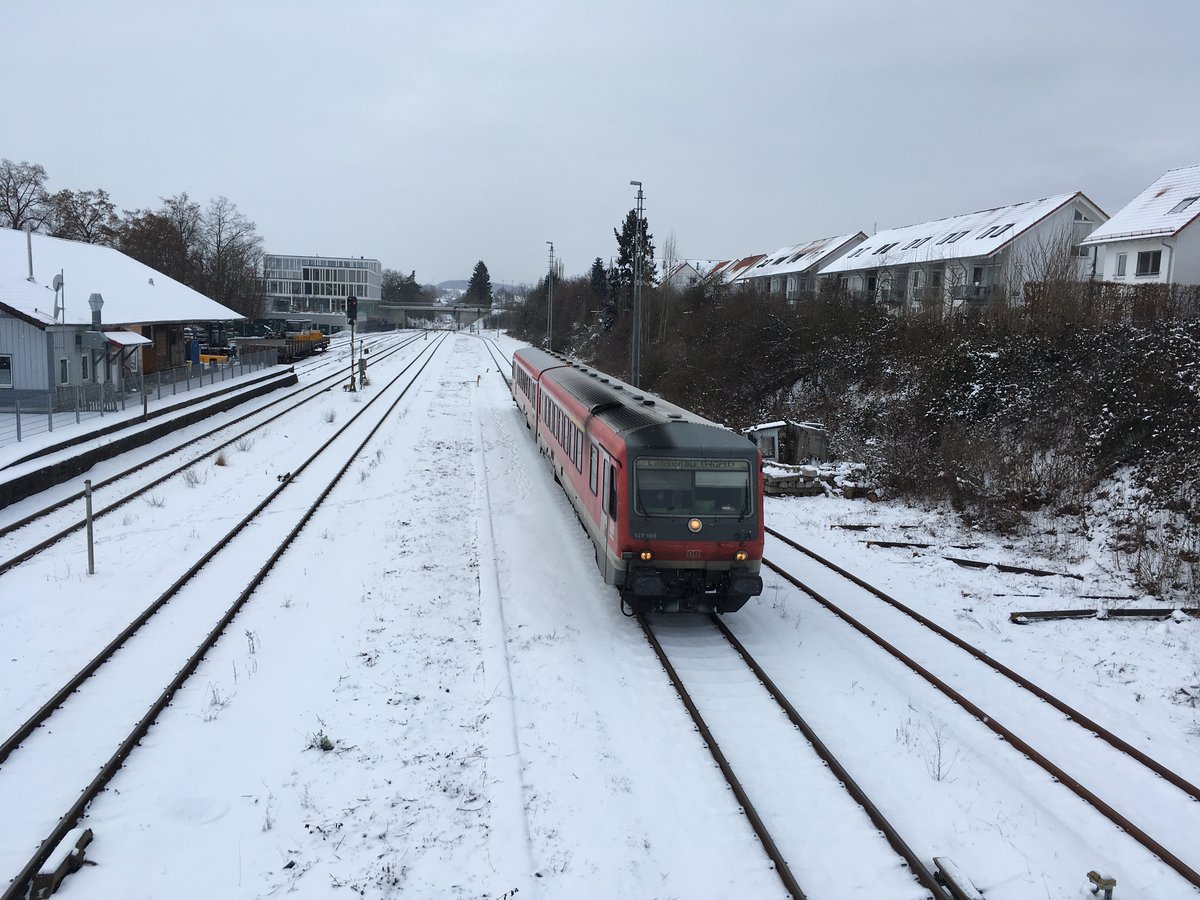 Eigentlich hatte ich auf einen neuen Diesel Triebwagen der Br 644 gehofft, da dieser mit seiner neueren Form und Lackierung sicher besser ausgesehen hätte, aber dann kam doch noch das bewährte alt Material: 

628 006 fährt durch das  Winterland  als Rb nach Ulm Hbf in den Bahnhof Ehingen ein.

17.01.17