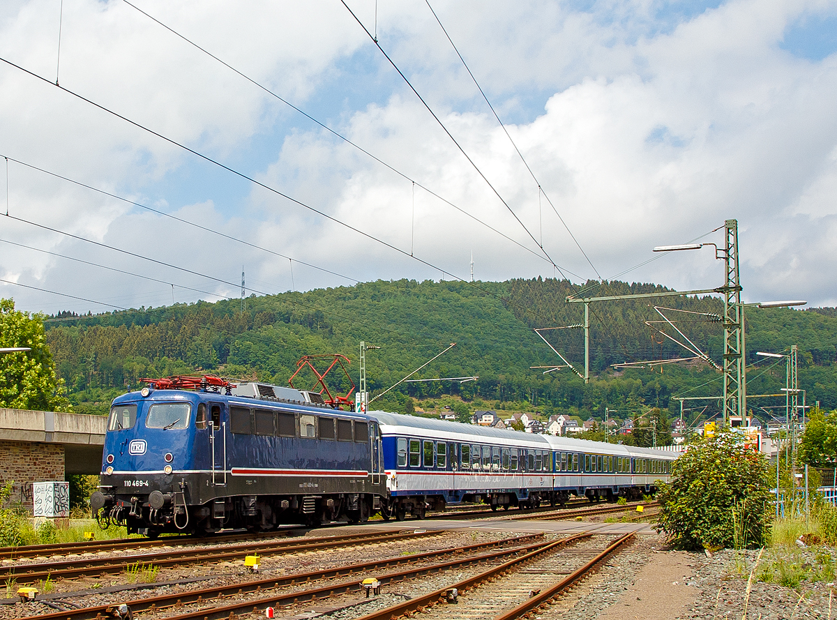 
Eigentlich hatte ich mit einem Triebwagen gerechnet, aber dann wurde ich sehr überrascht....
Die TRI 110 469-4 fährt am 02.06.2018 mit einer leer Garnitur von n-Wagen durch Niederschelden bzw. Niederschelderhütte in Richtung Köln. Hier hat sie gerade die Sieg und den Bü Charlottenhütte überquert, die Lok und der erste Wagen befinden sich nun in Rheinland-Pfalz und der Rest des Zuges in Nordrhein-Westfalen, denn die Sieg ist hier Grenzfluss.

Warum der Zug hier über die Siegstrecke fuhr ist mir unbekannt, die TRI-Fahrzeuge sind unter anderem für den National Express auf der RB 48 Wuppertal – Köln unterwegs, aber normalerweise nicht hier. 

Die 110 469-4 wurde 1966 von Henschel in Kassel unter der Fabriknummer 31035 gebaut, die Elektrik ist von SSW (Siemens-Schuckert-Werke), bis 2014 fuhr sie für die DB. Seit 2016 fährt sie für die TRI Train Rental GmbH mit der NVR-Nr. 91 80 6110 469-4 D-TRAIN.
