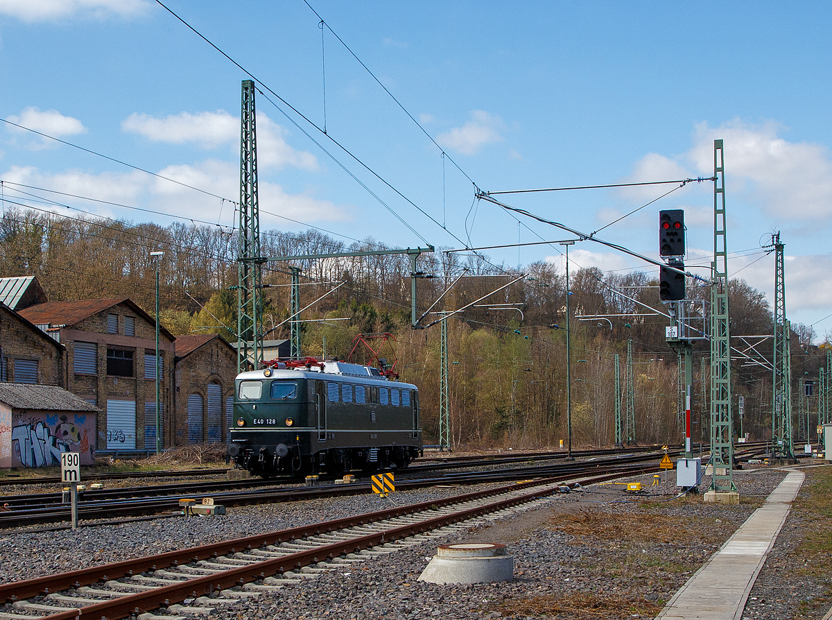 Eigentlich ist Karfreitag, aber es fährt trotzdem viel und außergewöhnliches auf der Siegstrecke...
Im Ursprungszustand die E 40 128 bzw. 140 128-0 (91 80 6 140 128-0 D-DB) vom DB Museum fährt am 02.04.2021, als Tfzf (Triebfahrzeugfahrt) bzw. Lz (Lokzug), durch Betzdorf (Sieg) in Richtung Siegen. Die Lok war auf dem Weg nach Crailsheim.

Die Lok wurde 1959 von Krauss Maffei unter der Fabriknummer 18539 gebaut, der elektrische Teil ist von den Siemens Schuckertwerke, und an die Deutschen Bundesbahn als E40 128 geliefert. Zum 01.01.1968 erfolgte die Umzeichnung in DB 140 128-0. Aus dem aktiven Dienst schied sie 2005 aus und ging ins DB Museum Koblenz-Lützel. Die Lok befindet sich als E40 128 im Ursprungszustand (chromoxidgrün)

Die ab dem Jahr 1968 als Baureihe 140 geführten Loks sind technisch gesehen eine E 10.1 ohne elektrische Bremse, jedoch mit geänderter Übersetzung des Getriebes.
Mit 879 Exemplaren ist die E 40 die meistgebaute Type des Einheitselektrolokprogramms der Deutschen Bundesbahn. Ihre zulässige Höchstgeschwindigkeit betrug am Anfang entsprechend ihrem vorgesehenen Einsatzgebiet im mittelschweren Güterzugdienst 100 km/h, diese wurde im Juni 1969 jedoch auf 110 km/h erhöht, um die Züge zu beschleunigen und die Loks auch besser im Personen-Berufsverkehr einsetzen zu können.

TECHNISCHE DATEN:
Spurweite: 1.435 mm
Achsanordnung: Bo´Bo´
Länge über Puffer: 16.440 mm
Drehzapfenabstand: 7.900 mm
Achsstand in den Drehgestellen: 3.400 mm
Gesamtachsstand: 11.300 mm
Treibrad-Durchmesser: 1.250 mm
Dienstgewicht:  86t
Achslast: 21,5t
Zulässige Höchstgeschwindigkeit: 110 Km/h
Stromsystem: Einphasen-Wechselstrom 15 000 V, 16 ²/³ Hz
Nennleistung: 3.700 kW (5.032 PS)
Zugkraft:	336 kN
Nennleistung Trafo: 4040 kVA
Anzahl Fahrstufen:  28
Anzahl Fahrmotoren:  4
Fahrmotor-Typ: SSW WB 372

Beschaffungskosten:  ca. 1.226.000 DM
