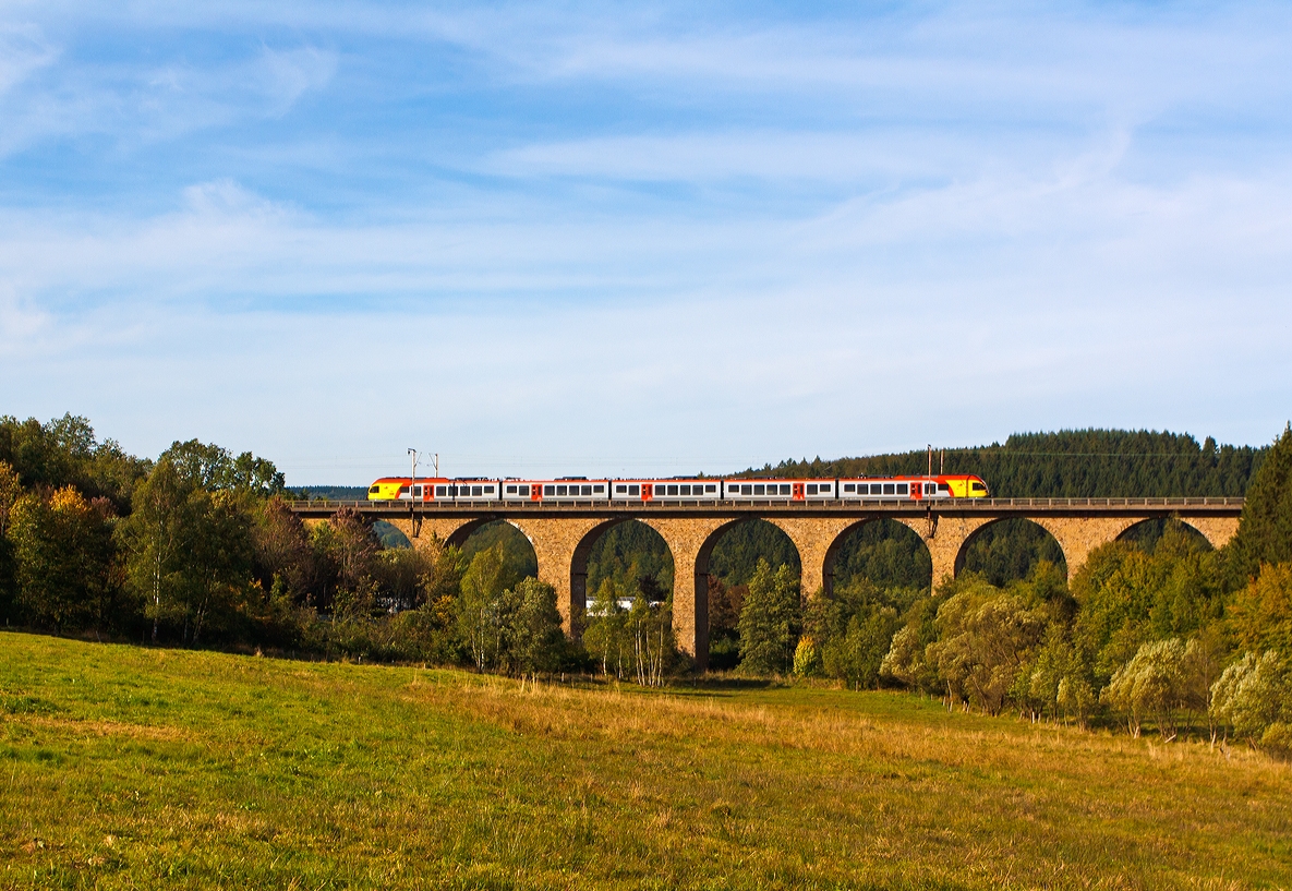 Ein 5-teiliger Flirt der HLB (Hessischen Landesbahn) als RE 99 Main-Sieg-Express (Frankfurt am Main-Gie�en-Siegen) hier Umlauf HLB 24966, f�hrt am 03.10.2013 �ber den Rudersdorfer Viadukt in Richtung Siegen, n�chster Halt ist die Endstation Siegen. 

Der Rudersdorfer Viadukt wurde zwischen 1914 und 1915 gebaut, und geh�rt zu den  Ingenieur-Gro�bauwerken der Dillstrecke (KBS 445).