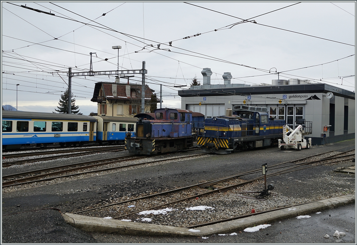 Ein Blick auf des Werk Chernex: Neben der Gm 4/4 2003 steht eine weiter, kleiner Diesellok, die als V 121 beschriftet ist. 4. Feb. 2016
Hinweis: Das Bild entstand vom Bahnübergang aus;