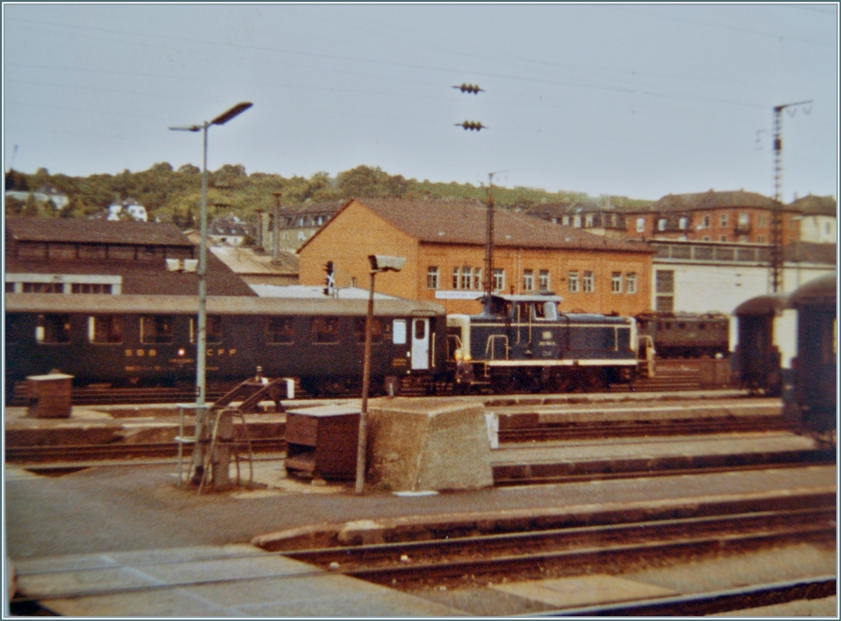 Ein Blick aus dem (damals noch) zu öffnenden Fensters eines IC bei der Einfahrt in Würzburg,  festgehalten mit meiner 110-Film Knipse (und somit leider mangelnder Qualität). Im Zentrum des Interesses: ein SBB Bc!

Analogbild vom 17. Sept. 1983