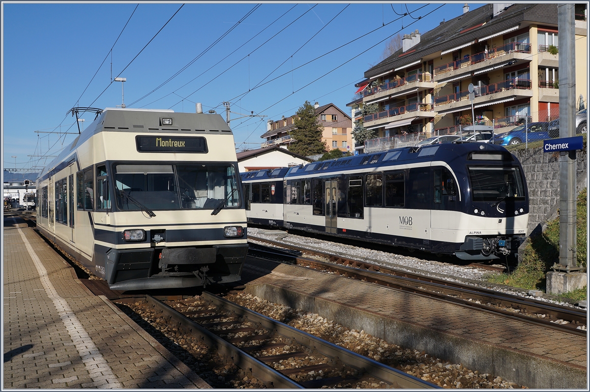 Ein CEV MVR GTW Be 2/6 bei Halt in Chernex, recht im Bild ein neuer MOB  Alpina 
8. Dez. 2016