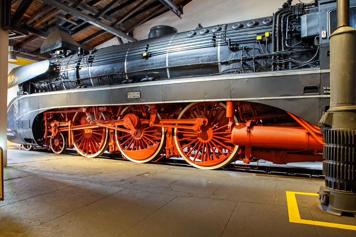 
Ein Detailblick auf die Dreizylinder-Schnellzug-Neubaudampflokomotive der Deutschen Bundesbahn 10 001 am 27.03.2016 Deutschen Dampflokomotiv-Museum in Neuenmarkt-Wirsberg. 