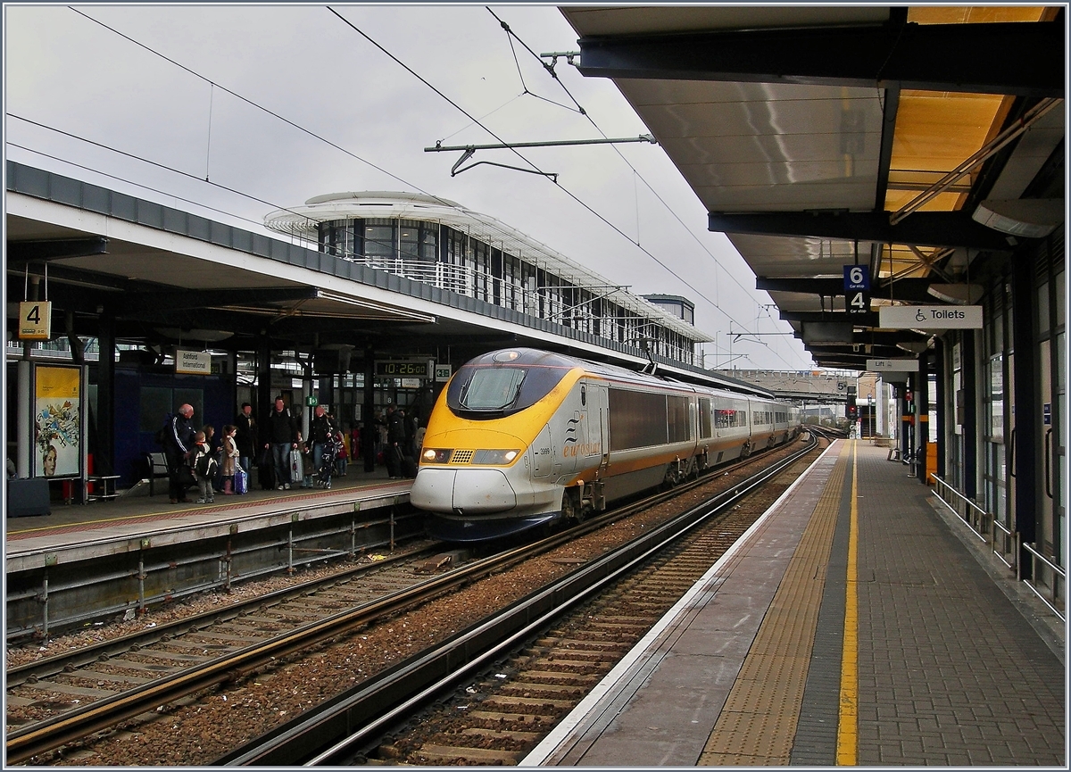 Ein Eurostar von London Richtung Paris bei einem Halt in Ashford.
27. M�rz 2006