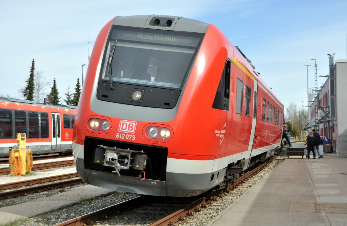 Ein gerades Bild - nur der Pendolino pendelt, 95 80 0 612 073-6 D-DB ABpd der DB Regio Bayern beim Tag der offenen Tür im Bw Kempten mit Neigetechnik-Vorführung am 23.04.2023.