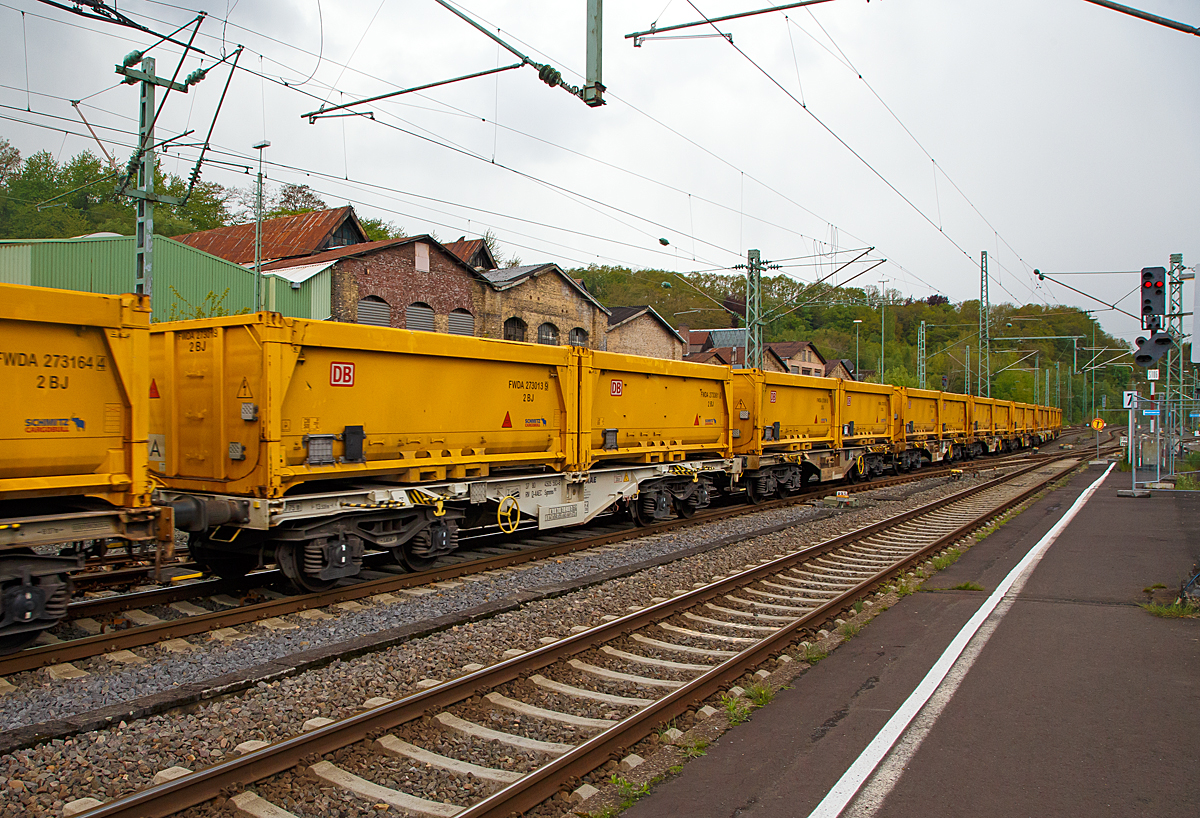 Ein Hauch Stuttgart 21....
An die DB AG vermietete Containertragwagen Sgmmns 40‘ (193) der AAEC (mittlerweile zur VTG AG), beladen mit 2 Schmitz Cargobull 20ft. Abraumcontainer f�r Abraum von „Stuttgart 21“, am 04.05.2019 bei der Durchfahrt in Betzdorf/Sieg in Richtung Siegen. Vorne der Wagen 37 80 4505 593-6 D-AAEC mit Container FWDA 273013 9 und FWDA 273 361 0. Diese Wagen fahren in Ganzz�gen zwischen Stuttgart (Baustelle Stuttgart 21) und Nordhausen.
