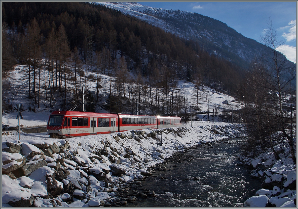 Ein Komet in zahrten Wintersonnenlicht: nach einer gut zwei Kilometer daurenden e eben Fahrt. von Täsch nach Zermatt, verengt sich das Tal und wird zahnstangenartig steil um dann in Zermatt wieder etwas mehr aufzutun.
28. Jan. 2015