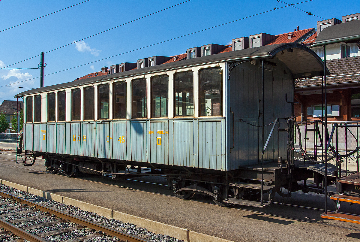
Ein kurzer Holzkasten-Vierachser der Anfangszeit, der ehemalige MOB C4 45 ein 3.Klasse – Plattformwagen mit Raucher- und Nichtraucherabteilen (Fumeur / Non fumeur), der Museumsbahn Blonay-Chamby, am 27.05.2012 im Bahnhof Blonay.

Der Wagen wurde von der Schweizerische Industrie-Gesellschaft Neuhausen (SIG) 1902 gebaut und als BC4 22 an die Montreux-Berner Oberland-Bahn (MOB) geliefert, 1912 erfolgte die Umzeichnung zum C4 45. Die auf der linken Seite erkennbaren zwei Doppelfenster mit größerem Abstand erinnern noch an die früheren 2.-Klasse-Abteile, die sich dort befanden. Im Jahr 1956, mit dem Wegfall der 3. Klasse, wurde der Wagen zum B 45. Im Jahr 1971 kam der Wagen als Geschenk an die Museumsbahn Blonay–Chamby und wurde wieder in den alten Zustand versetzt. Der 9,6 Tonnen schwere, 11,5 m lange Wagen bietet 48 Fahrgästen in der 3. Klasse Platz.

Das Bild zeigt den Zustand des Wagens von 2012, aktuell fährt der Wagen bei der Museumsbahn Blonay–Chamby wieder als MOB BC4 22.

TECHNISCHE DATEN eines BDe 4/4:
Spurweite: 1.000 mm (Meterspur)
Achanzahl: 4 (in 2 Drehgestellen)
Länge über Puffer: 11.500 mm
Drehzapfenabstand: 6.500 mm
Achsabstand im Drehgestell: 1.200 mm
Eigengewicht: 9,6 t
Höchstgeschwindigkeit: 55 km/h
