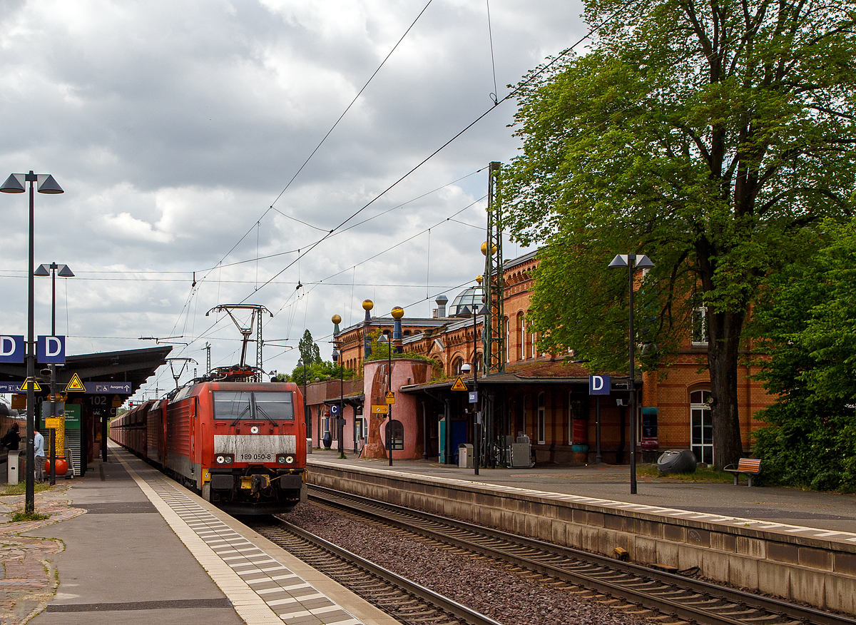Ein leerer „Erzbomber“ ....
Zwei 189er mit AK-Kupplung in Doppeltraktion (DB 189 050-8 und eine Weitere) der DB Cargo AG fahren am 14.05.2020 mit einem leeren Erzzug durch den Hundertwasser-Bahnhof Uelzen in Richtung Hamburg.
