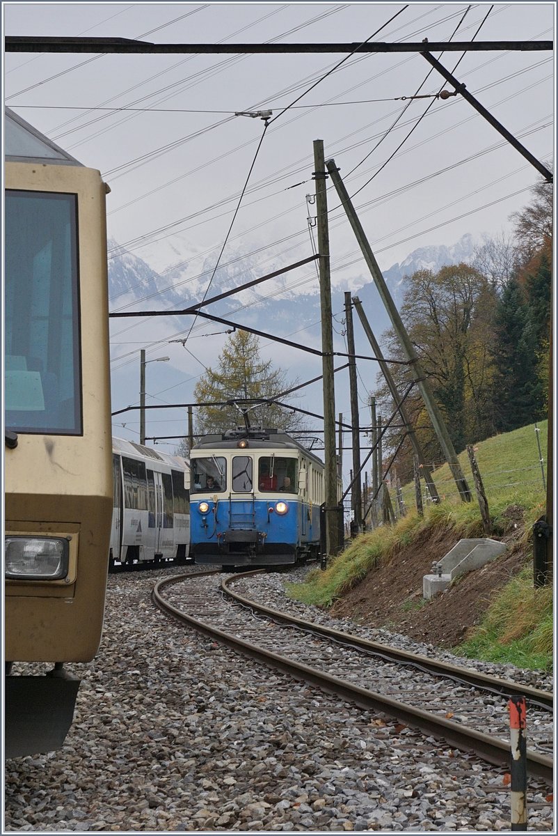 Ein MOB ABDe 8/8 Extrazug auf der Fahrt Richtung Gstaad kreuzt in Sendy-Sollard eine Gegenzug. 

11. Nov. 2017