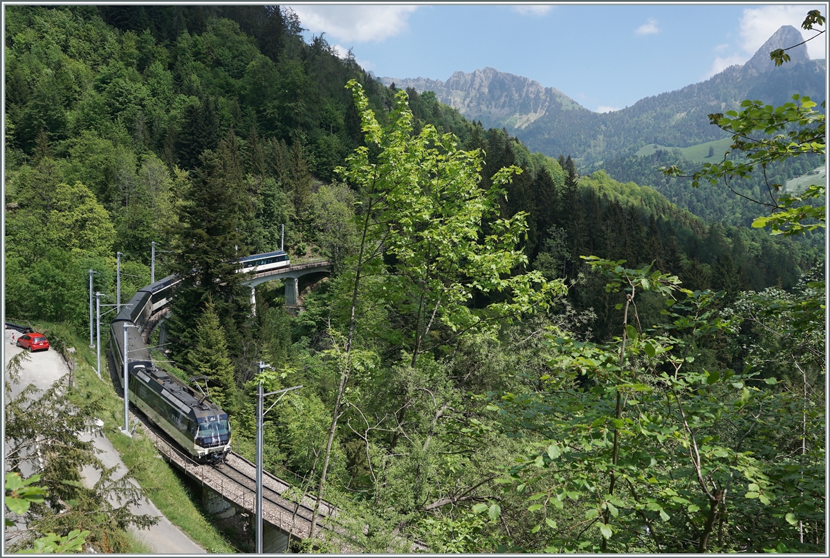 Ein MOB Ge 4/4 Serie 8000 ist mit einem Panoramic Express auf dem Weg nach Montreux und konnte auf der 93 Meter langen Pont Gardiol über den Bois des Chenaux fotografiert werden.

17. Mai 2020