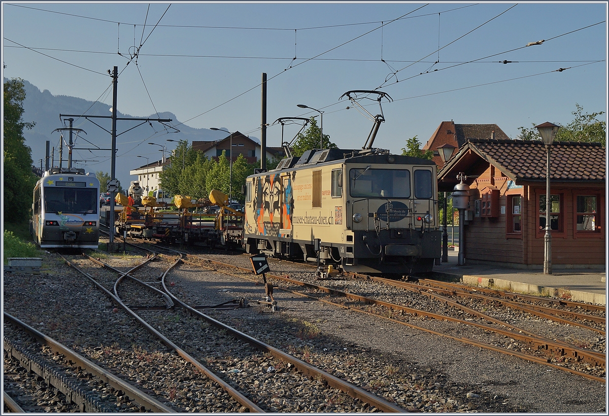 Ein MOB Güterzug (Dienstzug) verlässt Blonay Richtung Chamby mit der schiebenden MOB GDe 4/4 6001.

7. Juni 2019