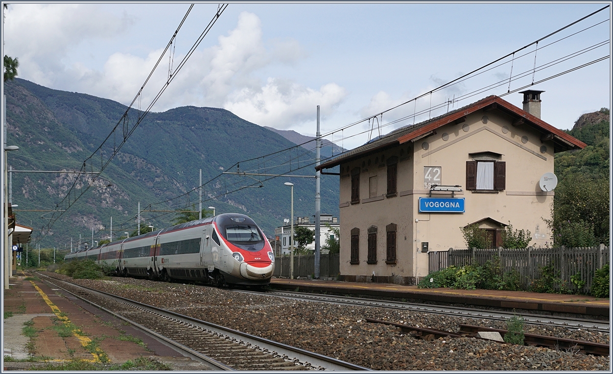 Ein SBB ETR 610 als EC 37 Genève - Venezia SL bei der Durchfahrt in Vogogna.
18 Sept. 2017
