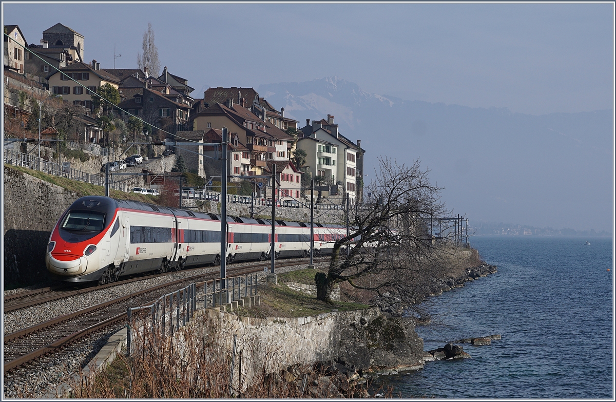 Ein SBB RABe 503 auf der Fahrt Richtung Milano kurz vor St-Saphorin.

6. Feb. 2018