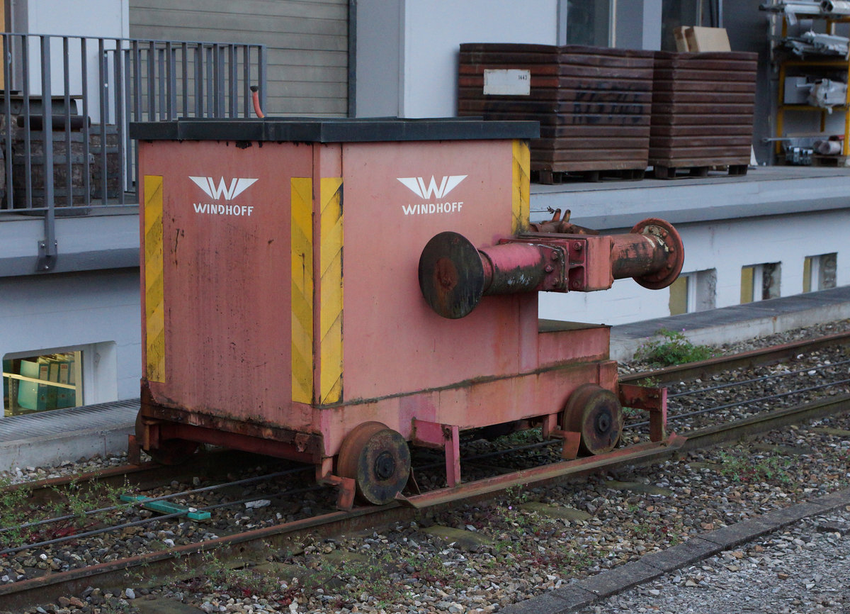 Ein spezielles Rangierfahrzeug einmal anders gesehen. Vom ehemaligen Bierdepot der Brauerei Feldschl�sschen beim Solothurner Hauptbahnhof ist noch dieses Schienenfahrzeug �brig geblieben. In der hintersten Ecke rostet es unbemerkt auf einem speziell f�r den Seilantrieb eingerichteten Abstellgeleise vor sich hin. Die Aufnahme dieser Rarit�t entstand am 18. Mai 2016.
Foto: Walter Ruetsch