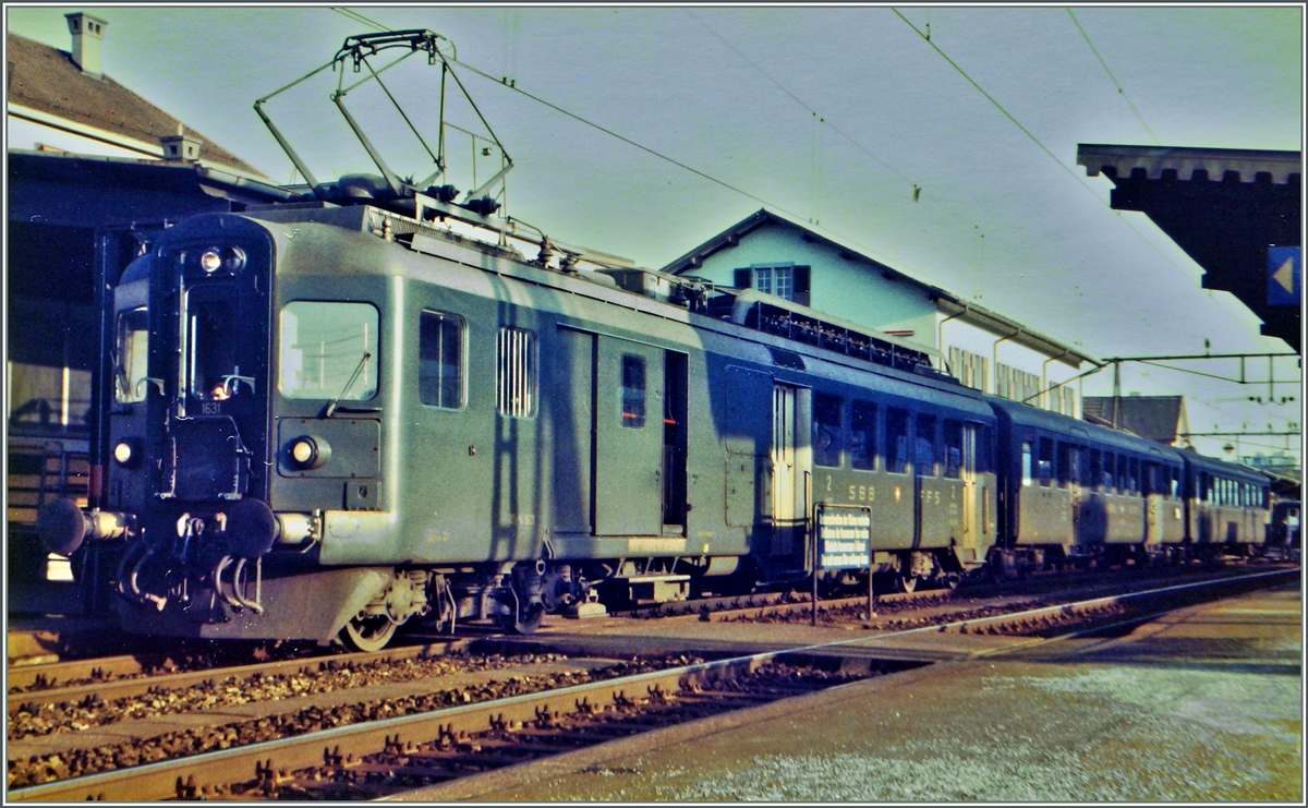 Ein tpischer SBB Nebenbahnzug wartet in Zofigen auf die Abfahrt als 6480 nach Aarau: Der BDe 4/4 1631 mit B unt Bt. 
3. März 1985
(PS: das farblose, dunke Bild war leider nicht besser hinzubekommen)