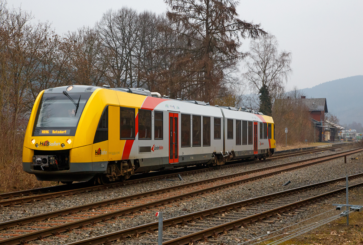 
Ein trüber Nachmittag, der VT 504 ein Alstom Coradia LINT 41 der neuen Generation (95 80 1648 104-5 D-HEB / 95 80 1648 604-4 D-HEB) der HLB (Hessische Landesbahn GmbH) fährt am 10.02.2017, als RB 96  Hellertalbahn  (Neunkirchen - Herdorf - Betzdorf), Umlauf 61772, vom Bahnhof Herdorf weiter in Richtung Betzdorf. 

Einen lieben Gruß an den freundlichen Tf zurück.
