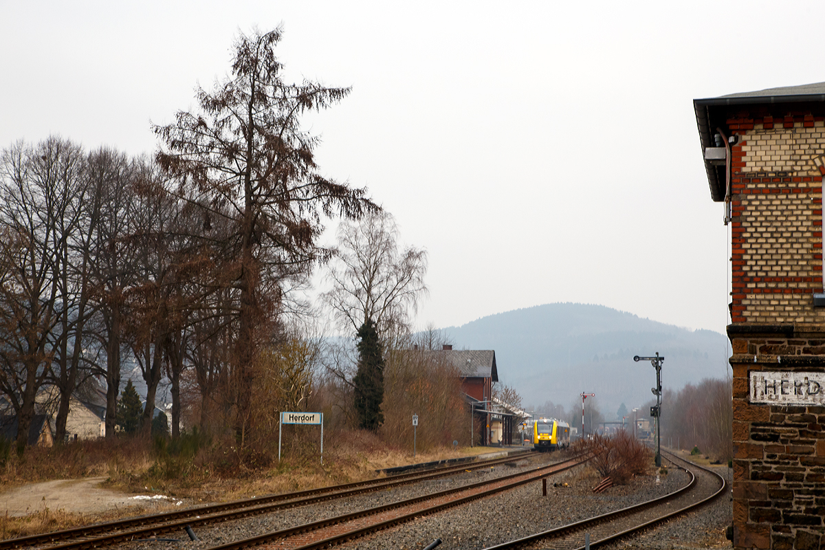 
Ein trüber Nachmittag, der VT 504 ein Alstom Coradia LINT 41 der neuen Generation (95 80 1648 104-5 D-HEB / 95 80 1648 604-4 D-HEB) der HLB (Hessische Landesbahn GmbH) erreicht am 10.02.2017, als RB 96  Hellertalbahn  (Neunkirchen - Herdorf - Betzdorf), Umlauf 61772, den Bahnhof Herdorf.