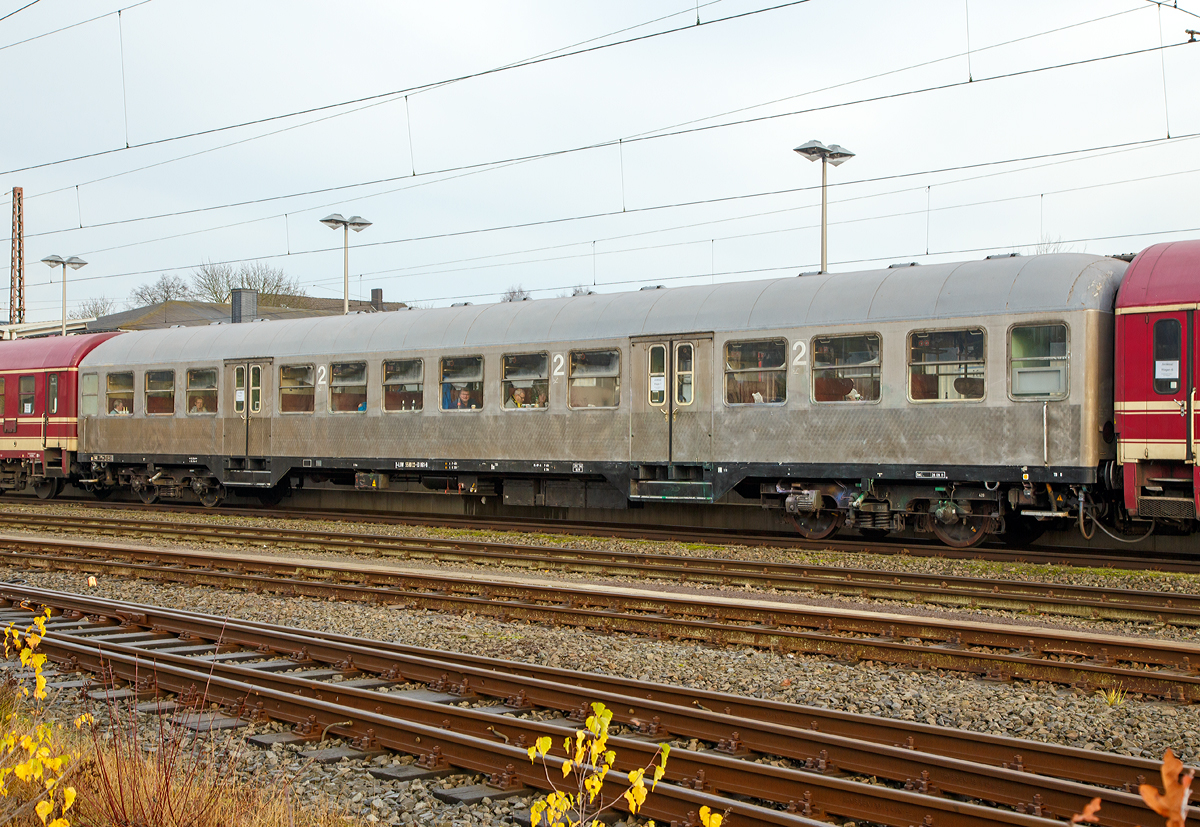
Ein waschechter Silberling...
Der n-Wagen, D-LUW 55 80 22 - 53 061-9 der Laeger & Wöstenhöfer GmbH & Co. KG (L&W), der Gattung Bn 720, ex Bnb 720, ex B4nb-59a, am 05.12.2015 im Zugverband in einem Dampfsonderzug in Kreuztal. Der Wagen ist Baujahr 1963, zuvor war er bei der Dampf-Plus bzw. ex DB 50 80 22-53 061.

Als n-Wagen wird eine Gattung von Personenwagen der Deutschen Bundesbahn bezeichnet. Umgangssprachlich ist die Wagengattung als  Silberling  bekannt geworden. Diese Bezeichnung verdanken die Nahverkehrswagen ihrem markantem Merkmal dem Wagenkasten mit der unlackierten Außenhaut aus nichtrostendem Edelstahl (Nirosta) mit aufgebürstetem Pfauenaugenmuster unterhalb des Fensterbandes. Die Wagen wurden, als Nachfolger der yl-Wagen, zwischen 1958 und 1980 in rund 5000 Exemplaren gebaut und sind bis heute bei DB Regio im Einsatz. Ein Bn-Wagen ist 26,4 Meter lang und wird durch zwei Einstiegsbereiche mit Doppeltüren in drei Abschnitte geteilt.

Technische Daten:
Länge über Puffer: 26.400 mm
Wagenkastenlänge: 26.100 mm
Wagenkastenbreite: 2.825 mm
Höhe über Schienenoberkante: 4.050 mm
Drehzapfenabstand: 19.000 mm
Achsstand: 21.500 mm
Achsstand im Drehgestell: 2.500 mm
Drehgestellbauart: Minden-Deutz 420
Leergewicht: 29 t
Höchstgeschwindigkeit: 140 km/h
Sitzplätze: 96 in der 2.Klasse (24+48+24)
Abteile: 3
Toiletten: 2
Bremsbauart: KE-GP-A
