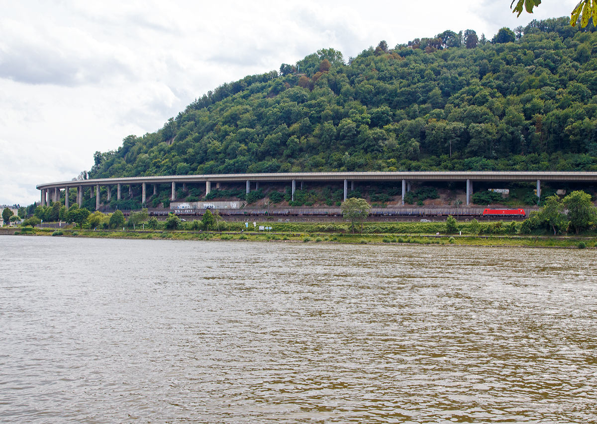 
Eine 185.2er (Bombardier TRAXX F140 AC2) der DB Cargo Deutschland AG fährt am 30.07.2017 mit einem Stahlzug (Profilstähle), auf der linken Rheinstrecke kurz hinter Andernach in Richtung Norden (Rheinabwärts).