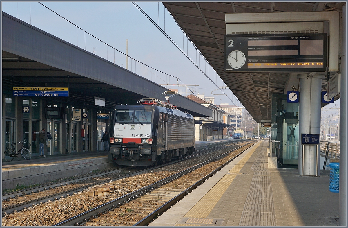 Eine 189 402 fährt durch den Bahnhof von Gallarte.
16. Jan 2018