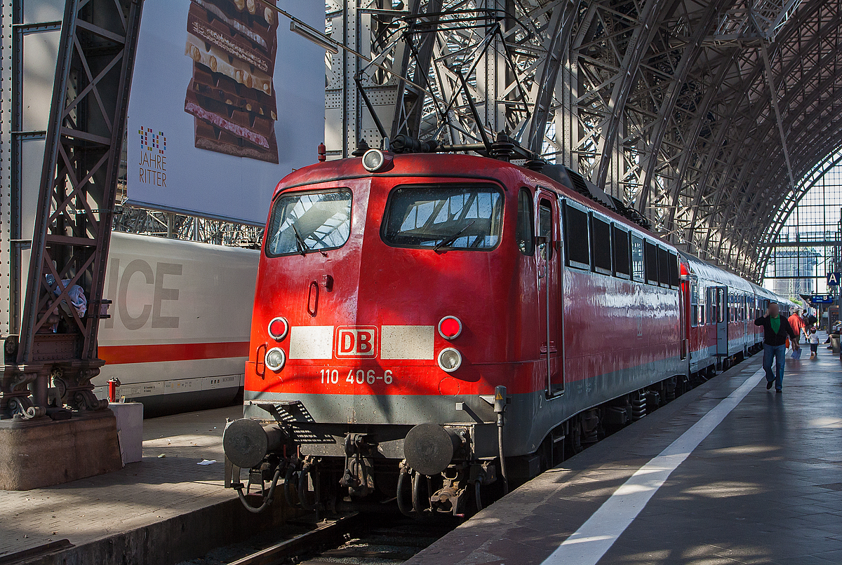 Eine Bügelfalte...
Die110 406-6 (91 80 6110 406-6 D-DB) der DB Regio, ex E 10 406, steht am 25.05.2012 mit einem Regionalzug im Hbf Frankfurt/Main. 

Die Lok wurde 1966 bei Krauss-Maffei unter der Fabriknummer 19181 gebaut, der elektrische Teil ist von SSW - Siemens-Schuckertwerke und als E 10 406 an die Deutsche Bundesbahn geliefert. Im März 2014 ging die Lok an die Fa. Steil in Eschweiler-Aue und wurde dort leider zerlegt.