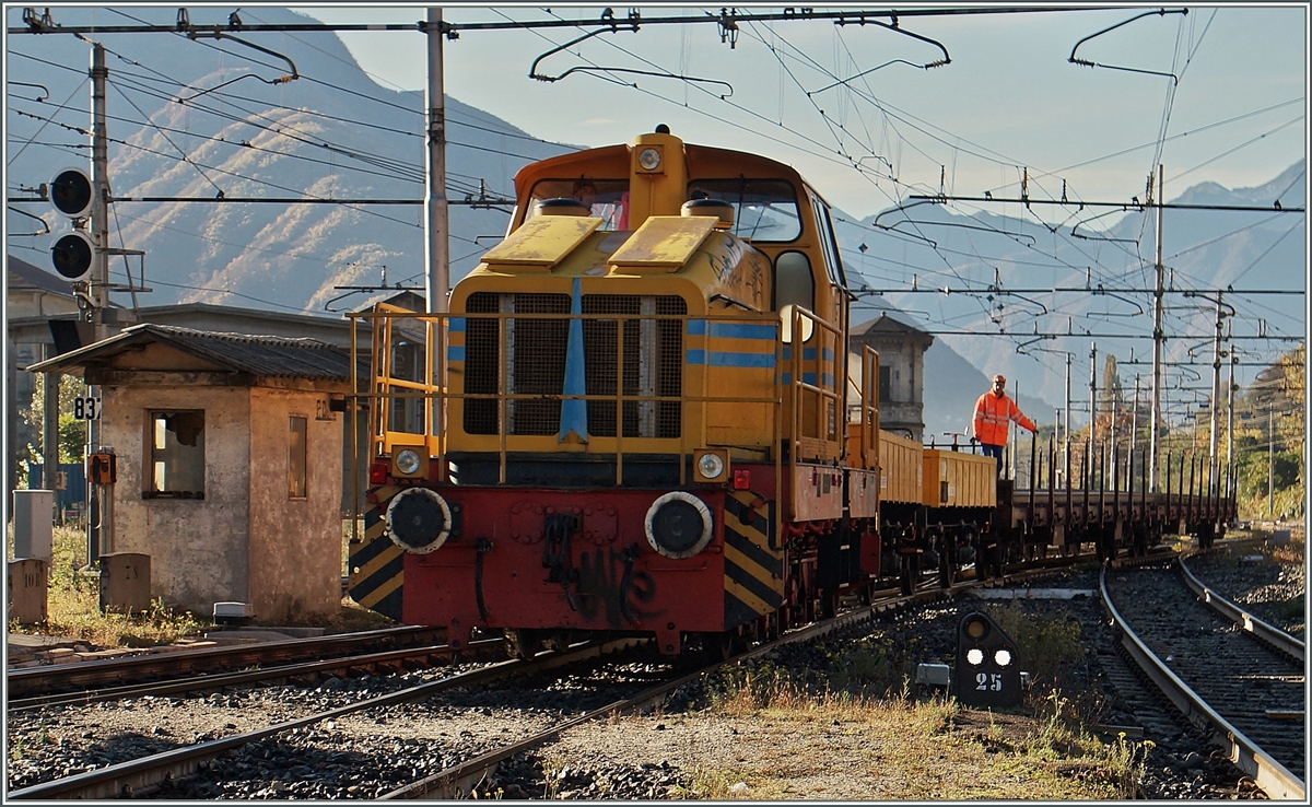 Eine mir unbekannte Lok dieselte mir im Gegenlicht in Domodossola vor die Linse. 
26.10.2015