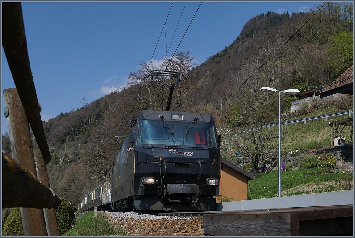 Eine MOB Ge 4/4 (Serie 8000) erreicht mit ihrem MOB Belle Epoque Zug nach Zweisimmen den Halt Sonzier .
3. April 2017