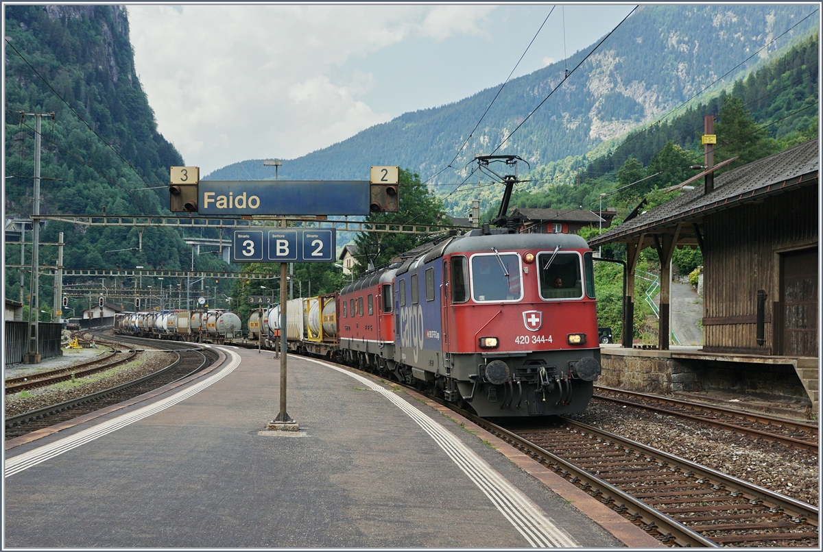 Eine Re 10/10 mit der Spitzenlok Re 420 344-4 fährt mit einem Güterzug durch Faido.
21. Juli 2016