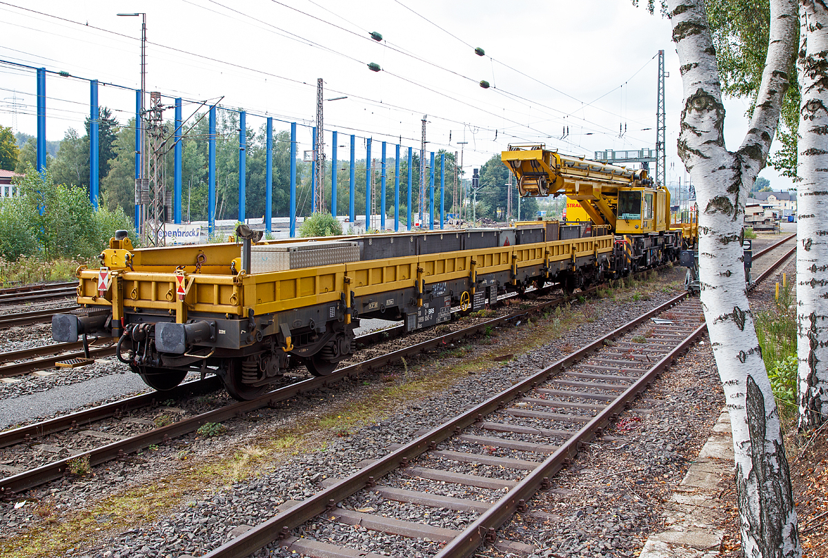 
Einer der beiden Kran Schutzwagen zum GOTTWALD Gleisbauschienenkran GS 80.08 TT der STRABAG, abgestellt am 17.09.2016 in Kreuztal, hier der 37 RIV 80 3999 050-2 D-BRS (Gattung Res) der BMTI Rail Service GmbH (Servicebetrieb der STRABAG SE). 

TECHNISCHE DATEN:
Spurweite: 1.435 mm
Anzahl der Achsen: 4 (in 2 Drehgestellen)
Drehzapfenabstand: 14.860 mm
Achsabstand im Drehgestell: 1.800 mm
Länger über Puffer: 19.900 mm
Länge der Ladefläche: 18.400 mm
Raddurchmesser: 920mm (neu)
Eigengewicht: 25,3 t
Maximale Traglast: 54,5 t
Kleinster befahrbarer Radius: 75 m 
max. Geschwindigkeit: 100 km/h (beladen) / 120 km/h (leer)
Maximale Achslast: 20 t